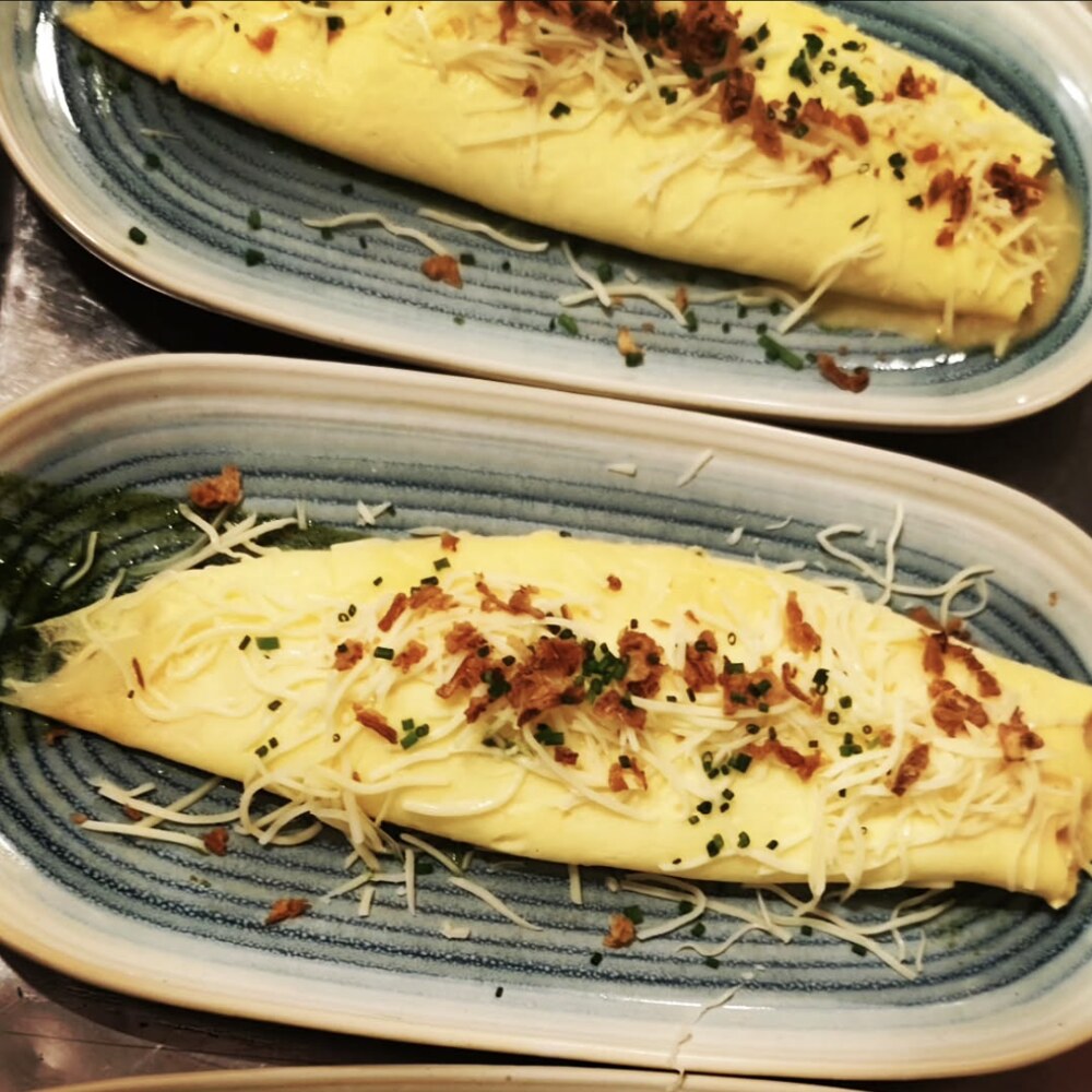 Omelette maison du Dandelion Café, garnie de comté et d’oignons frits